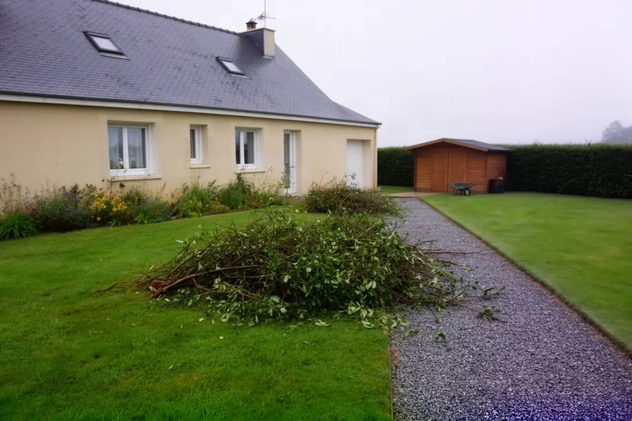 Branches coupées dispersées sur une pelouse à Nouainville